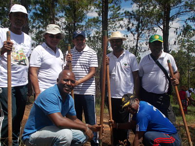 Le président, les membres du CFM ainsi que le personnel technique lors de la journée de reboisement (Vendredi 22 mars 2019 à Ambalavao, District d’Atsimondrano)