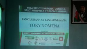 Signature du « Toky nomena » ou charte de bonne conduite pour les candidats aux législatives de la Région Itasy (25 avril 2019). La cérémonie a eu lieu dans le District du Miarinarivo et a vu la présence du Président du CFM, Alphonse Maka. 27 candidats et mandataires sur les 35 candidats de toute la Région Itasy ont été présents, seuls 15 candidats ont pu signer vu que les mandataires ne sont pas en mesure de le faire, les autres ont promis de suivre leur trace. Ils disposent de quelques jours jusqu’au 5 mai.