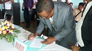 Signature du « Toky nomena » ou charte de bonne conduite pour les candidats aux législatives de la Région Itasy (25 avril 2019). 
