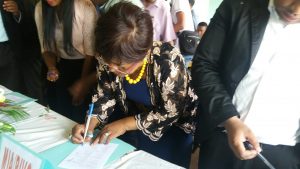 Signature du « Toky nomena » ou charte de bonne conduite pour les candidats aux législatives de la Région Itasy (25 avril 2019). 