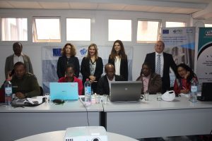 Visite de l'Union européenne à la « situation room » du projet PEV, le jour du scrutin (législatives du 27 mai 2019). Délégation conduite par l’Ambassadeur, SEM Giovanni Di Girolamo, entourés de ses collaborateurs. Parmi les hôtes, quelques membres du personnel du CFM.